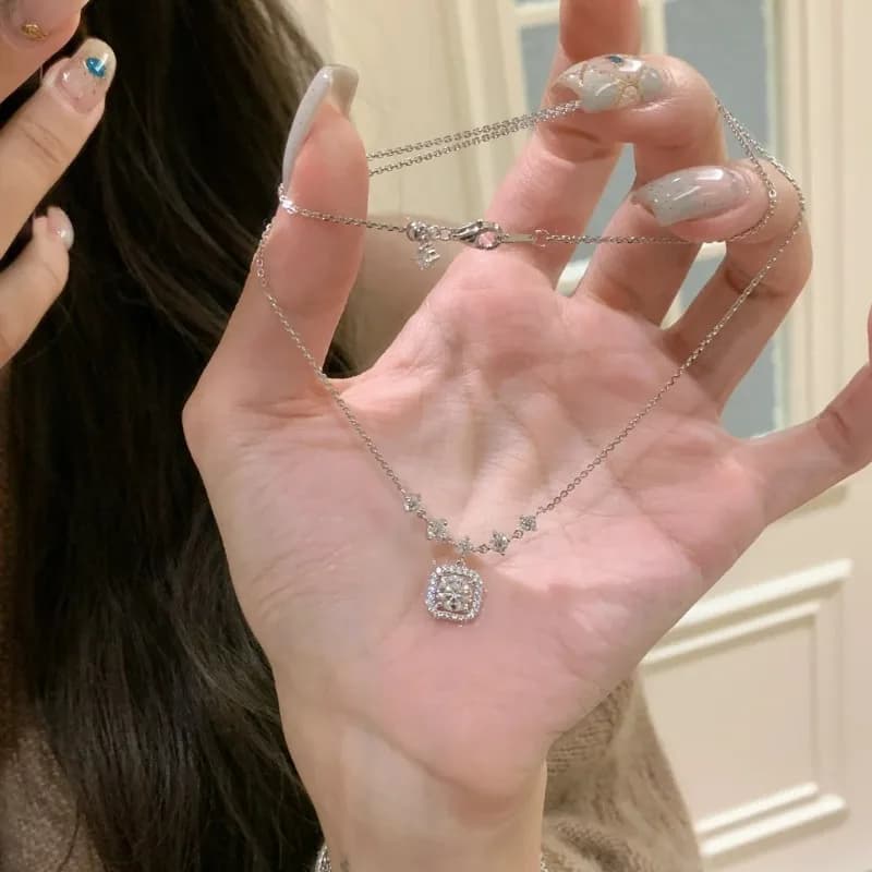 Necklace with zircons cubes of sugar for women Popular Korean version Simple accessories for commuters Geometric pendant Chain with clavicle Corta UR