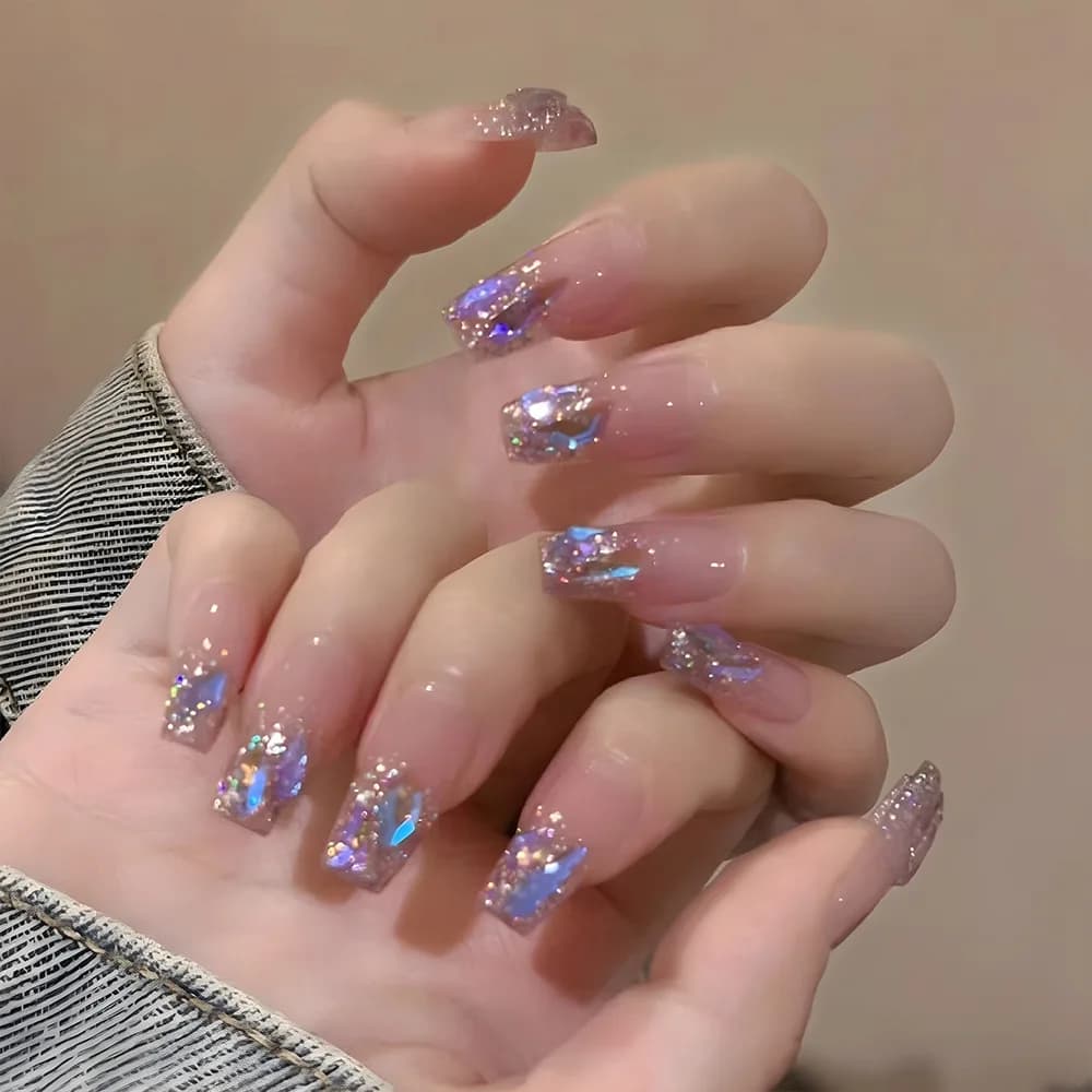 Nuova Collezione 2026: Nail Art Minimalista Rosa Nude con Glitter Dorato e Diamanti Viola - Nail Art Indossabile Raffinata e Sofisticata