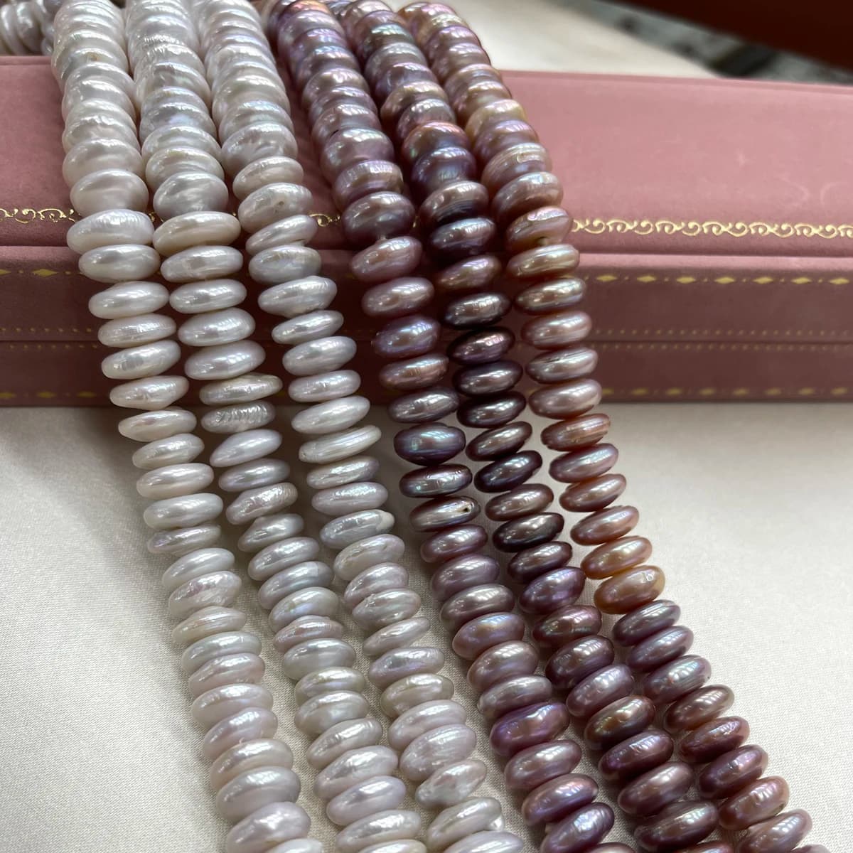 Perle naturali d'acqua dolce isolate a fette da 13-14 mm per la creazione di gioielli fai da te, collane, bracciali e accessori per catene.