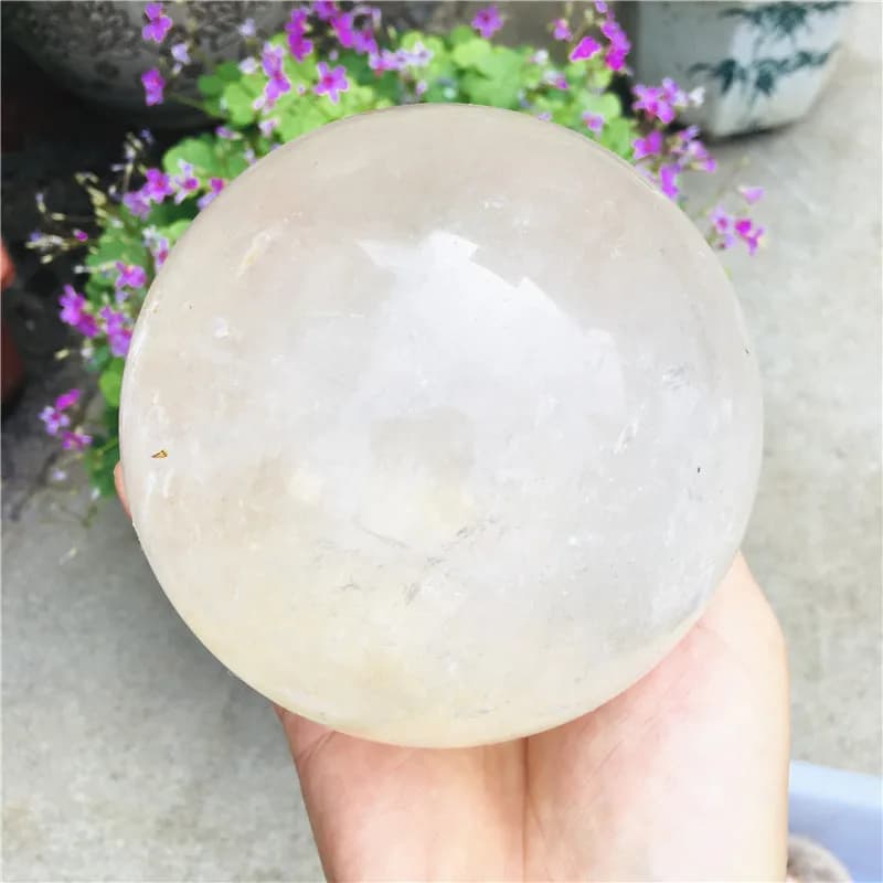Esemplare minerale con sfera di cristallo bianco di cristallo naturale da 1,8 kg per la decorazione domestica