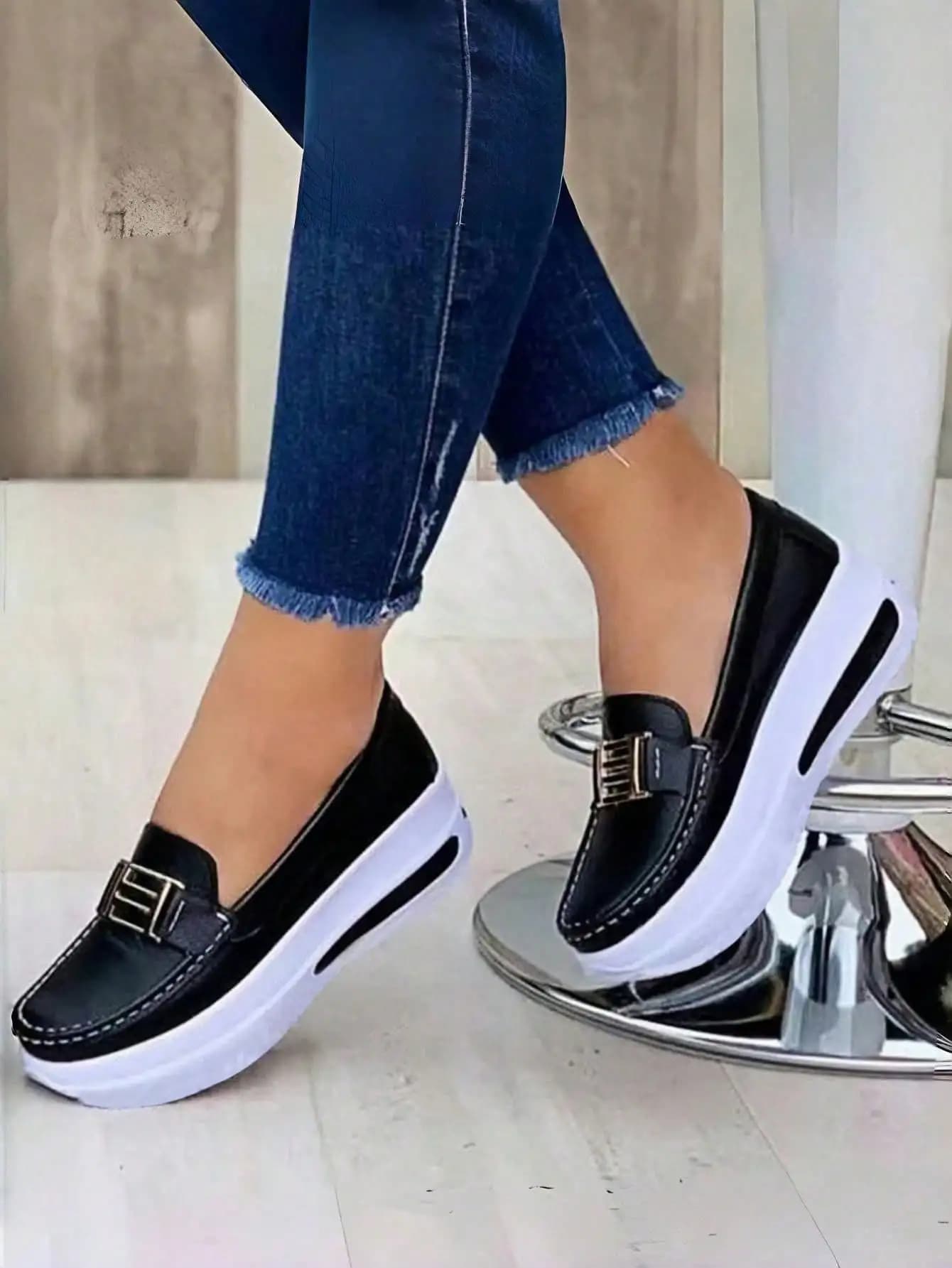 Sneakers casual traspiranti con punta tonda, fibbia in metallo e suola spessa per donna, ideali per l'estate.