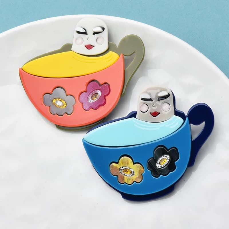 Spille a Forma di Tazza in Acrilico Wuli&baby, Disponibili in 2 Colori, Graziose Spille a Forma di Tazza per Abbigliamento Donna, Bambini, Zaini, Regali
