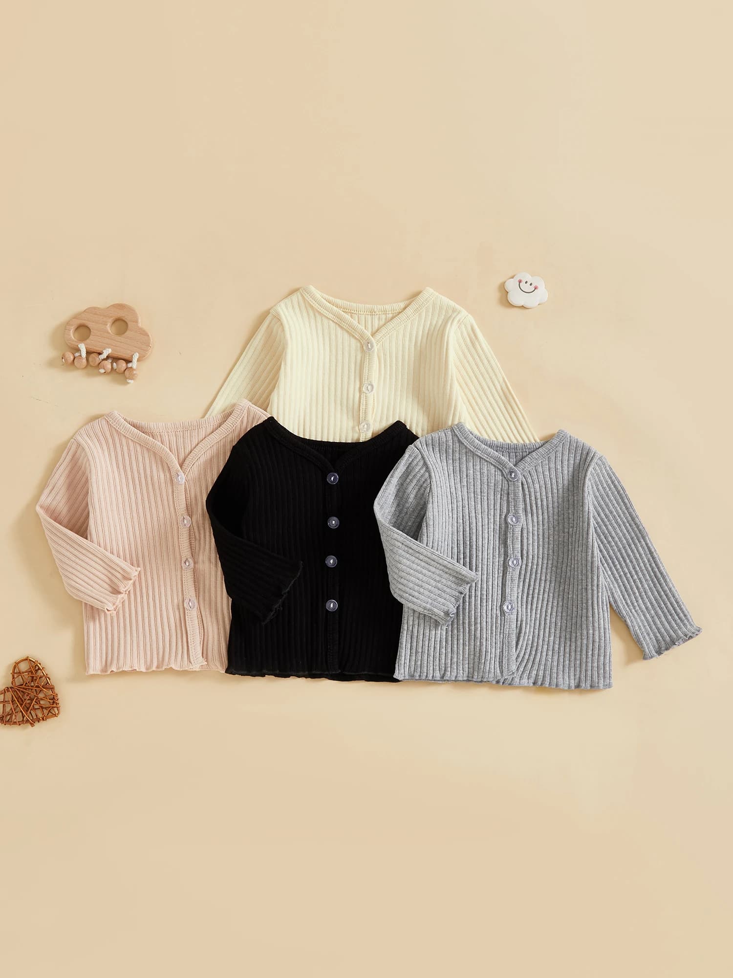 Cardigan lavorato a maglia accogliente per neonata con chiusura frontale con bottoni, maniche lunghe e design in tinta unita per calore e stile