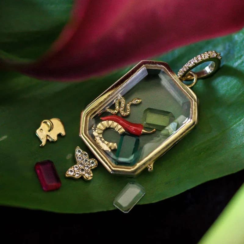 European and American retro personalized photo box pendant item can be opened and closed pendant hollow design transparent box