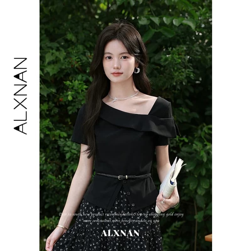 ALXNAN T-shirt nera da donna con collo obliquo asimmetrico, elegante e sottile, top estivo casual a maniche corte con cintura gratuita L65022