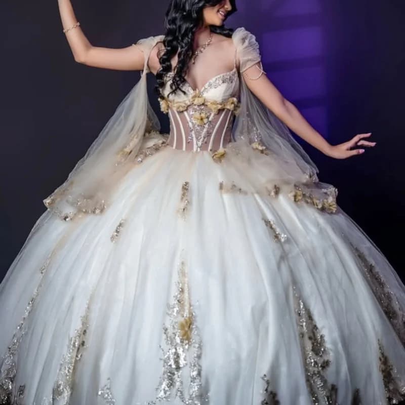 Abito Quinceanera champagne chiaro Decalcomania con glitter di cristallo Perline Fiore 3D Coda lunga Abiti da 15 Quinceanera Personalizza