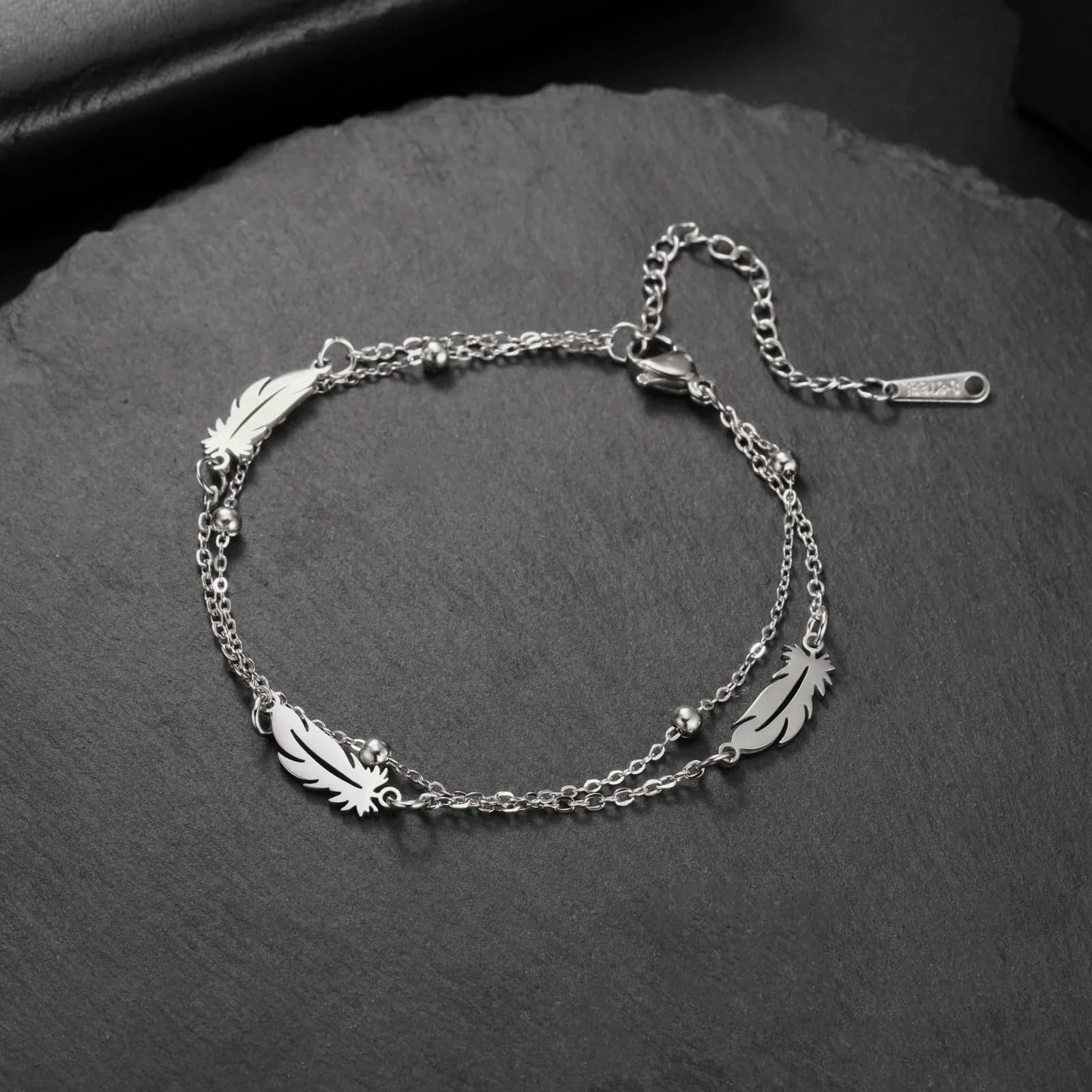 Squisito braccialetto con ciondolo in piuma in acciaio inossidabile, moda femminile, gioielli con fascino estetico, regalo di gioielli minimalista bohémien