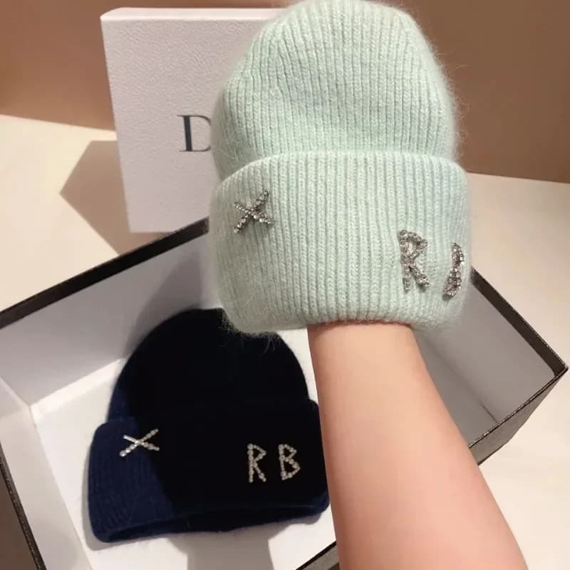 Nuovo cappello da donna con lettera di diamanti in pelo di coniglio di nuova moda reale Cappello da sci con cappello casual da donna in maglia calda invernale da donna