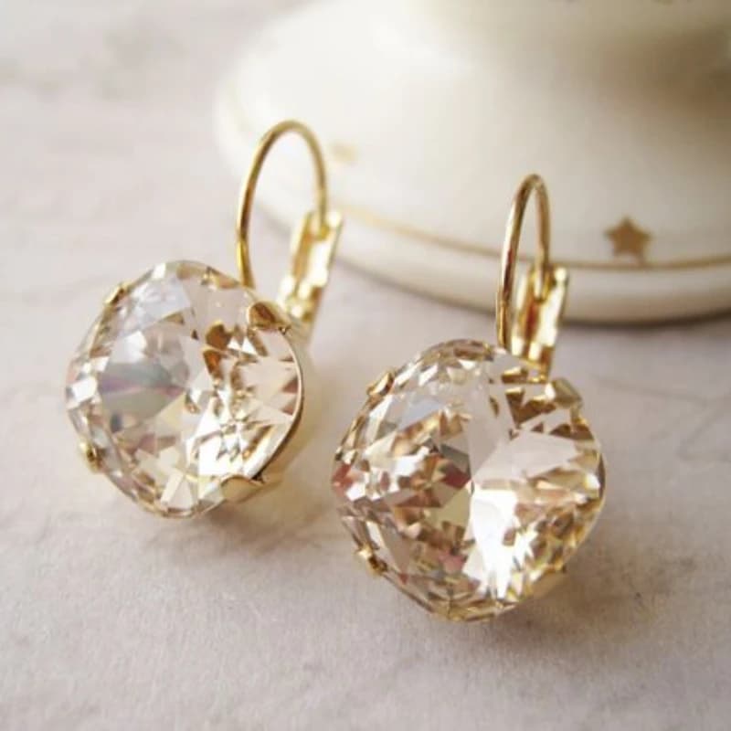 Eleganti orecchini a forma di artiglio con zirconia artificiale, realizzati in rame, per donna. Ideale per eventi formali o per l'uso quotidiano.
