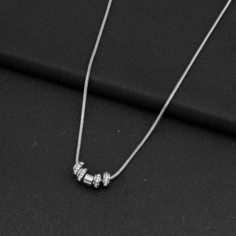 Collana con ciondolo a forma di anello con brillantini, design alla moda, leggero e lussuoso, per ogni tipo di temperamento, da indossare sulla clavicola.