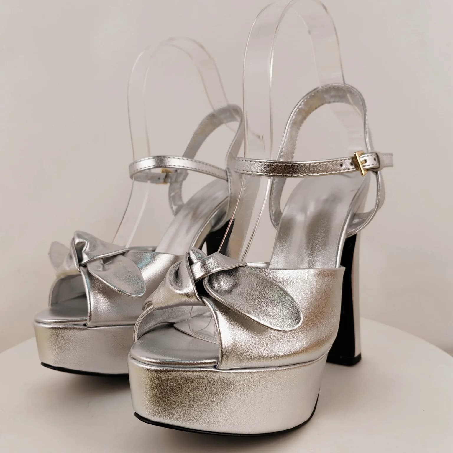 Sandali con plateau e cinturino alla caviglia con fibbia a farfalla metallizzata, eleganti scarpe da donna con tacco alto e spesso, sexy, a punta aperta