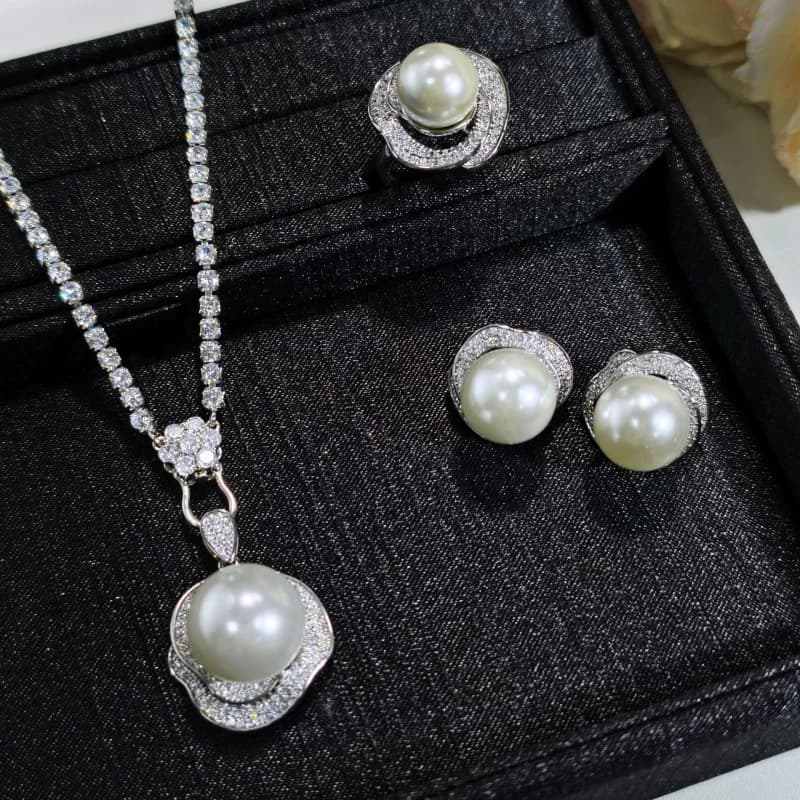Conchiglia naturale di fascia alta comparabile all'anello aperto con diamanti pieni di fiori di perle per le donne Elegante set di orecchini pendenti nobili