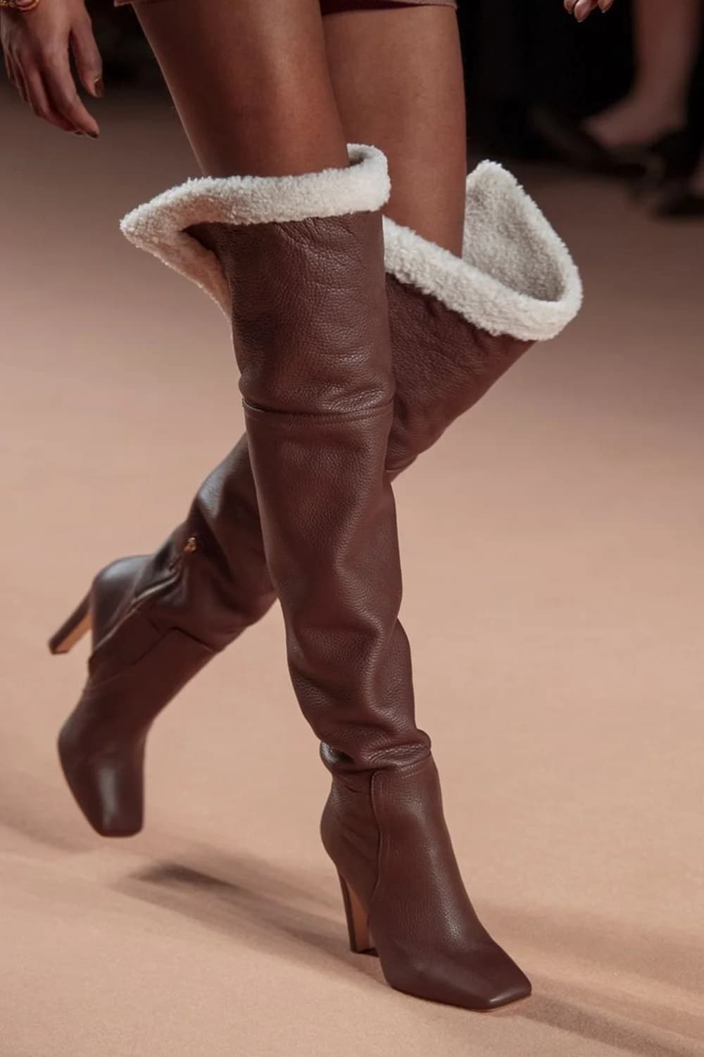 Stivali invernali sopra il ginocchio in ecopelle marrone caldo ricco Tacco largo Polsino foderato in shearling Punta quadrata Design con cerniera laterale Stivali di lusso