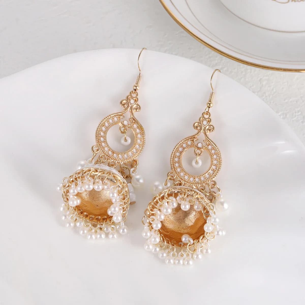 Orecchini a campana indiana in smalto bianco Boho per donna Orecchini etnici Jhumka color oro con perle rotonde e nappe Gioielli da sposa per le vacanze