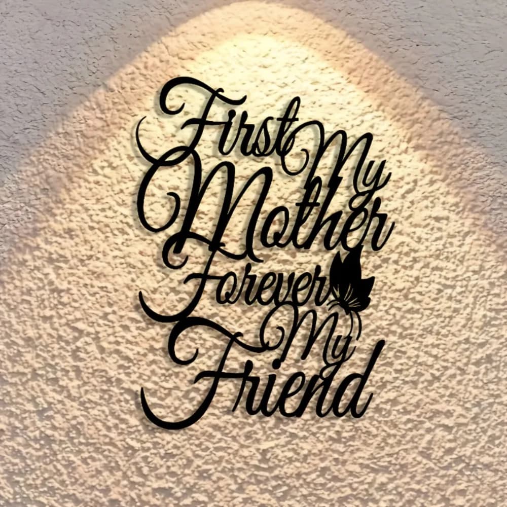 Decorazione da parete in metallo con scritta "First She Was My Mother Always My Friend", gancio decorativo sentimentale per la casa, riutilizzabile e rimovibile per il soggiorno