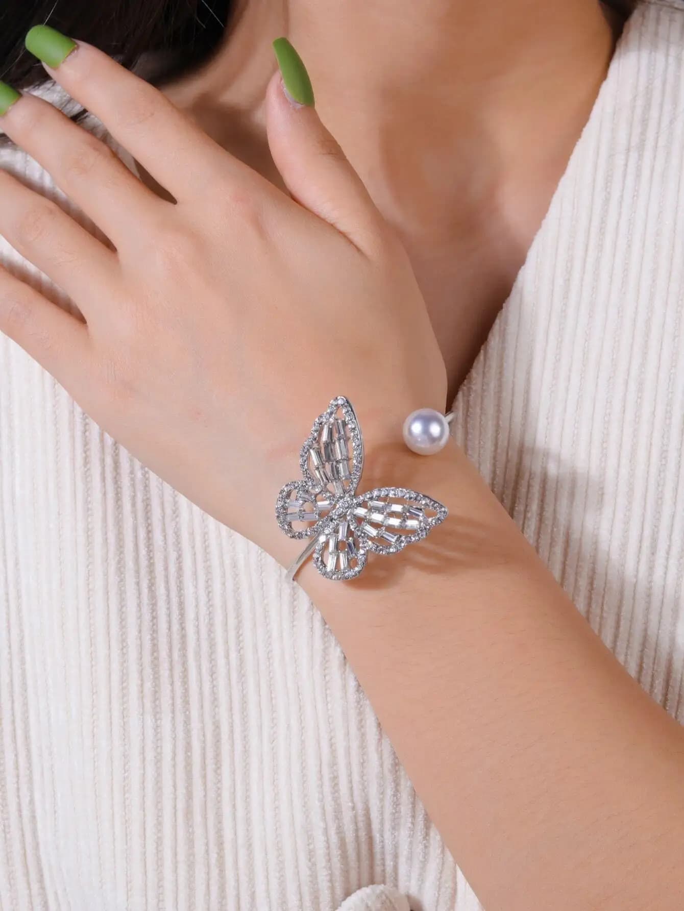 Bracciale a polsino con farfalla color argento e accento di perle finte