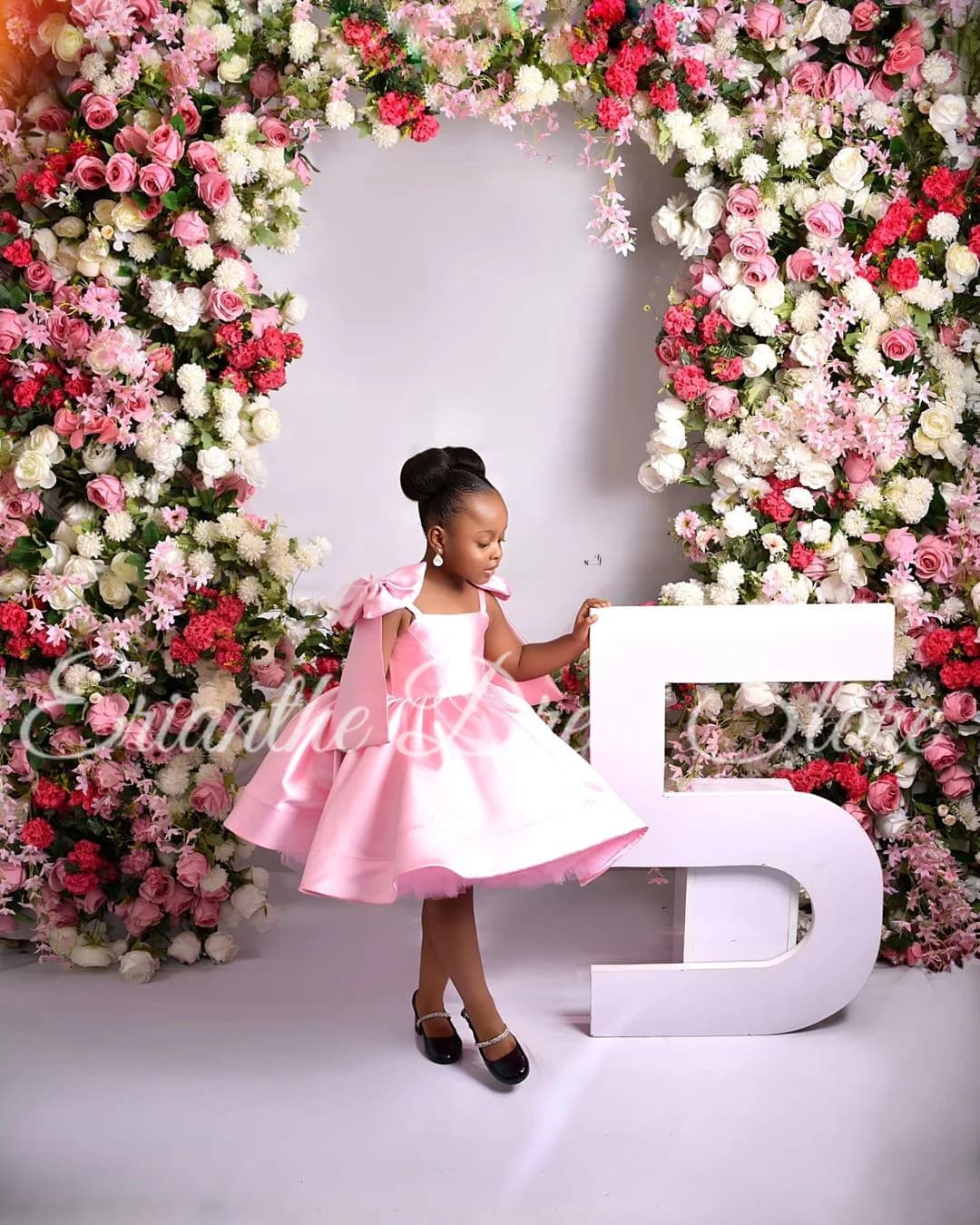 Abito da ragazza di fiore senza maniche in raso rosa principessa personalizzato per abiti da ballo per prima comunione per feste di compleanno per bambini con fiocco in tulle