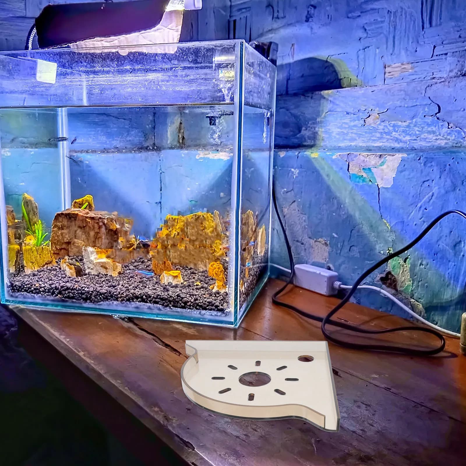 Aquarius Corner Stand, Multifunctional Triangle Mesh for Organizing Accessories from Aquarium on Desk