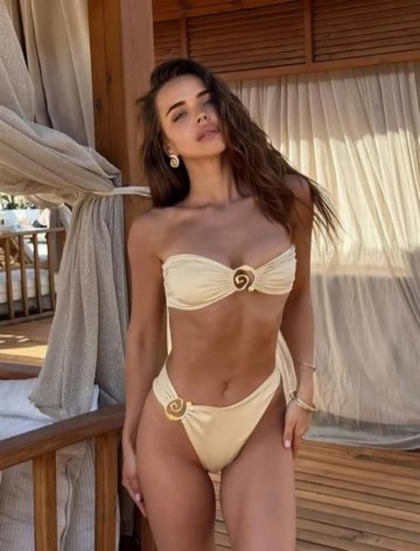 YY528 Bikini a Fascia Beige con Dettaglio a Spirale Dorata, Costume da Bagno Due Pezzi a Vita Alta per Donna, Ideale per l'Estate e la Spiaggia