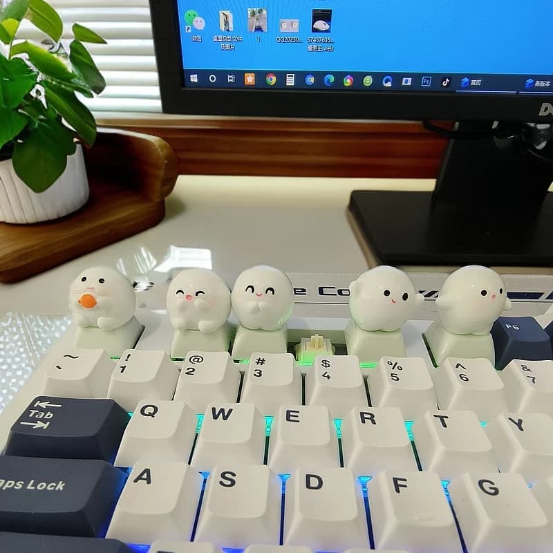 Copritasti personalizzati fai-da-te simpatico cartone animato piccolo gnocco elfo artigianale copritasti per tastiera meccanica ornamenti decorativi per desktop regalo