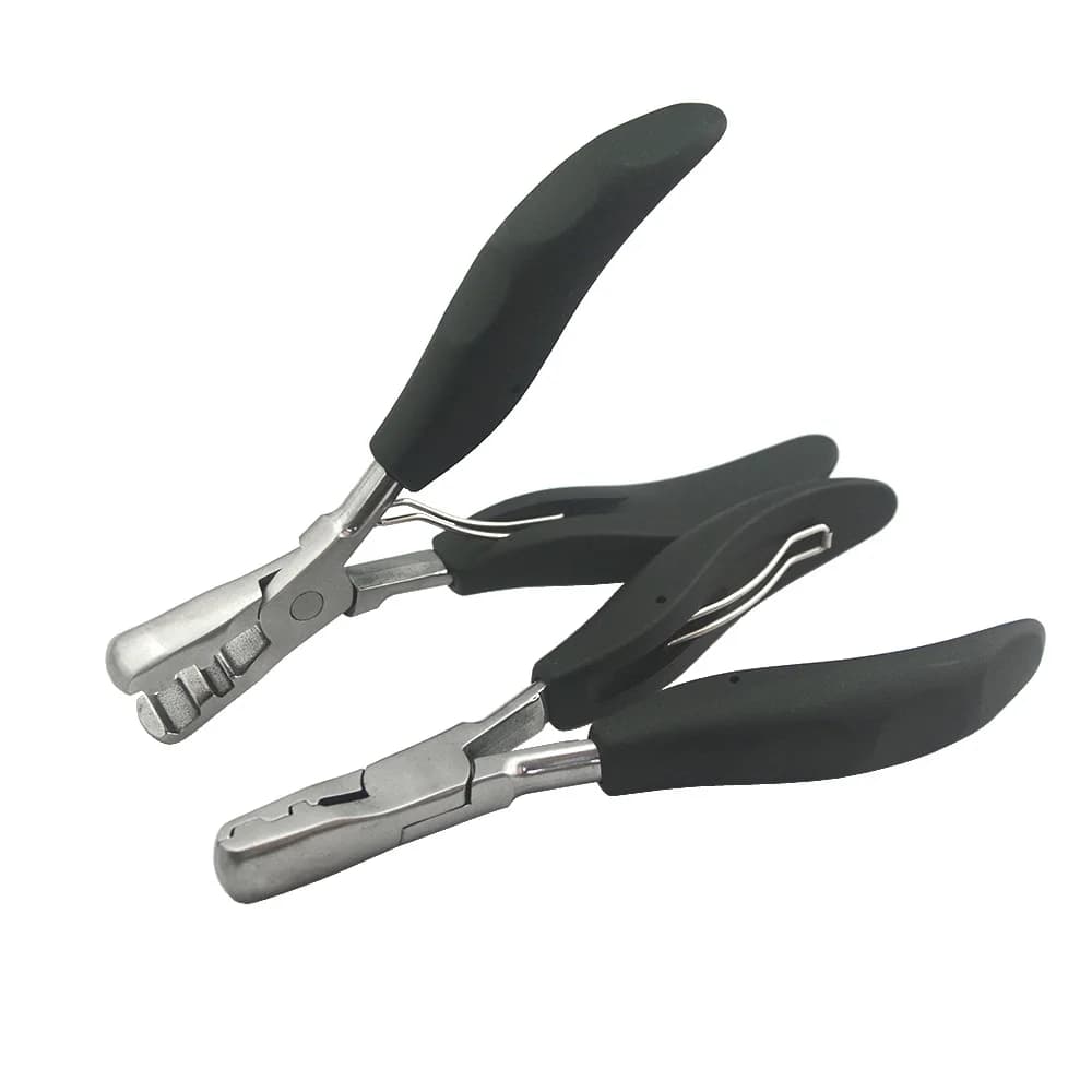 1 pinza nera a forma piatta con piccoli scanalature per extension di capelli pre-incollate