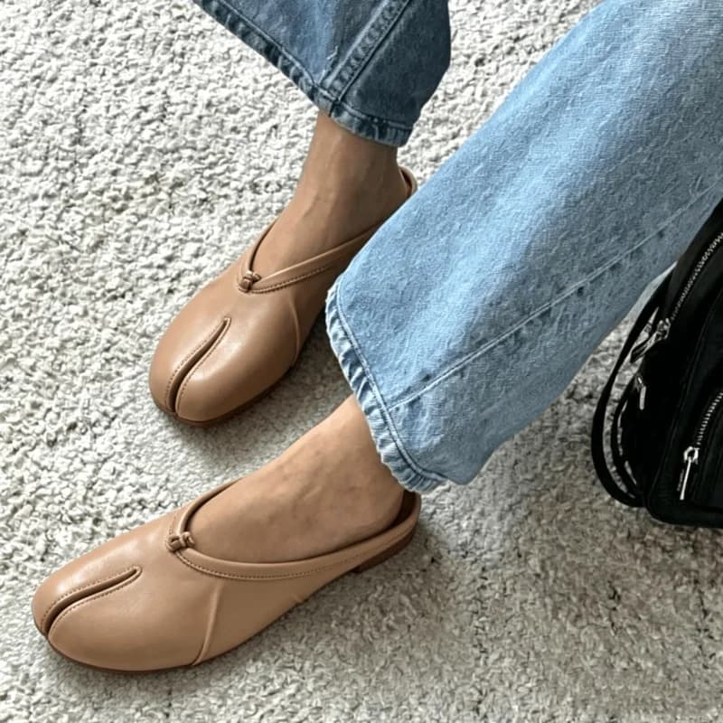 Mules piatte da donna con punta divisa, in morbida ecopelle, senza schienale, slip-on, leggere e comode, per ufficio, viaggi e uso quotidiano casual