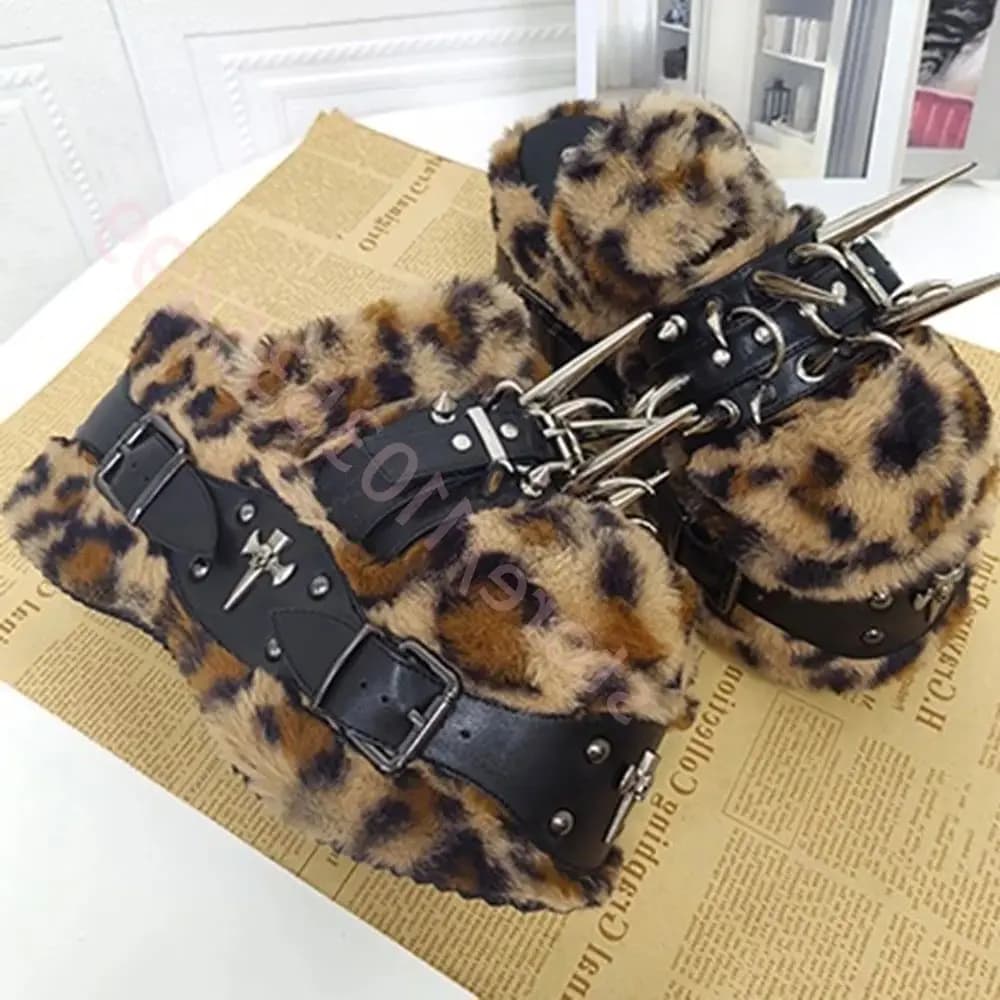 Pantofole in pelliccia con stampa leopardata con rivetti con suola spessa Nuove pantofole slip-on rotonde invernali da esterno Scarpe Lolita casual da festa per donna alla moda