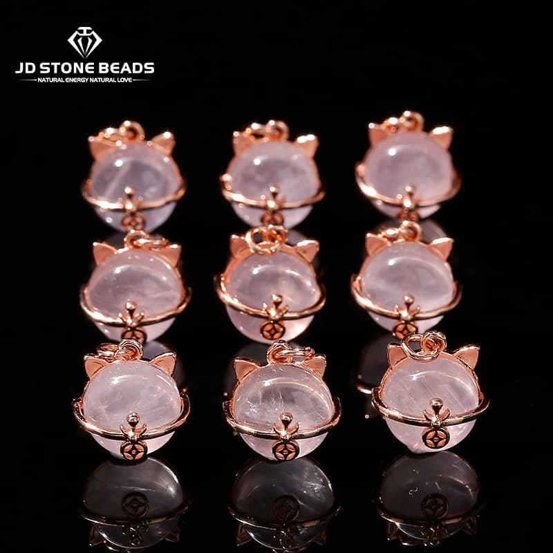 1 Pc quarzo rosa naturale intarsiato a forma di gatto fortunato ciondoli con fibbia in rame per gioielli che fanno accessorio per bracciale collana fai da te