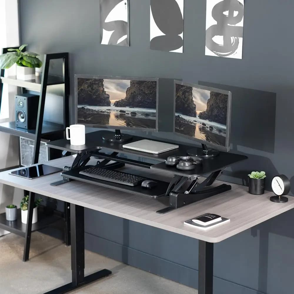 Convertitore per scrivania regolabile in altezza da 48 pollici, serie V, da seduto a in piedi, con piano d'appoggio per doppio monitor, postazione di lavoro.
