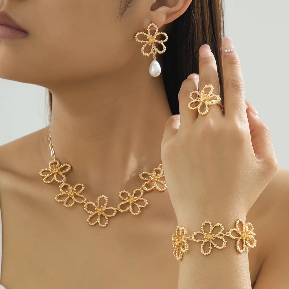 Set di gioielli da 4 pezzi Elegante da donna con perle finte placcate in oro, linea in metallo, anello con fiore cavo, bracciale, collana e orecchini