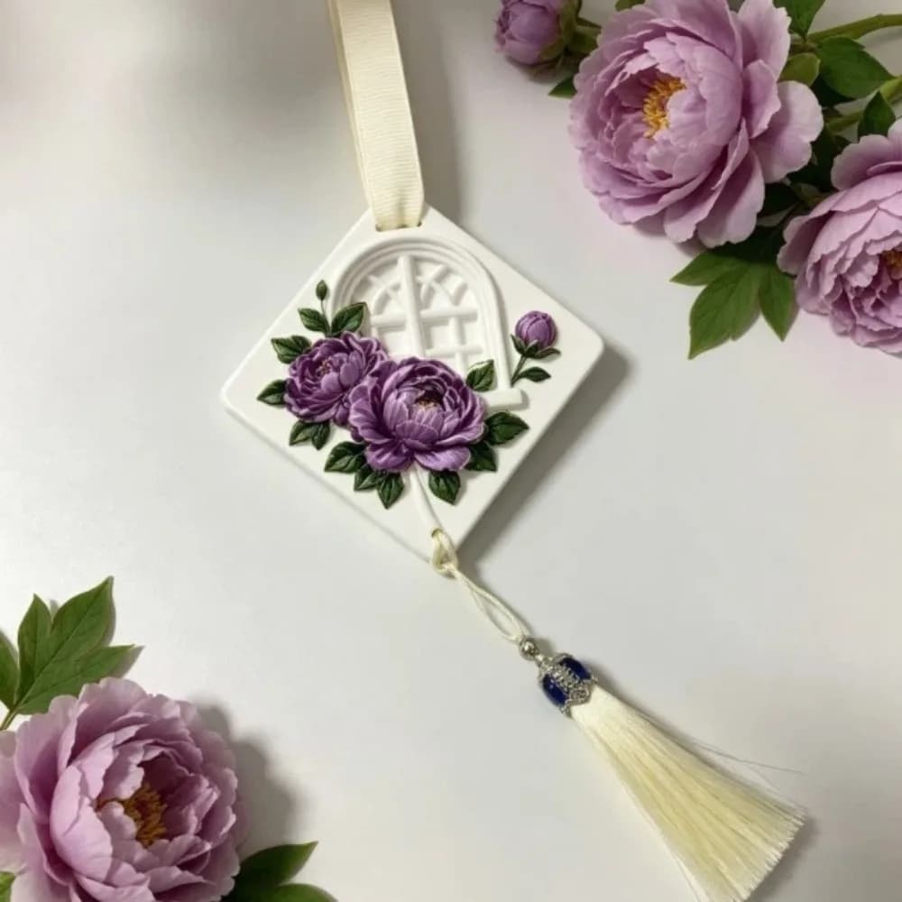 Deodorante per Auto in Gesso con Motivo a Rilievo, Stile Europeo, Bianco, Profumo di Peonia e Rosa, Pendente da Parete