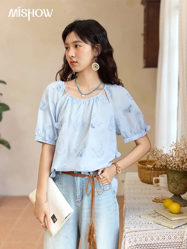 MISHOW Camicetta da donna con ricamo a farfalla 2025 Estate Nuova moda Scava fuori O-Collo Casual Top Abbigliamento femminile MXE36X1878