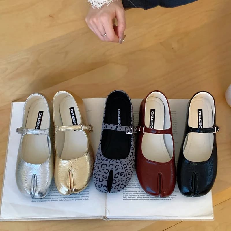 Scarpe Basse Primavera 2026 da Donna, Scarpe Tabi Ninja alla Moda, Mocassini con Punta a Zoccolo, Nuovo Design di Nicchia in Oro e Argento, Calzature con Punta Divisa