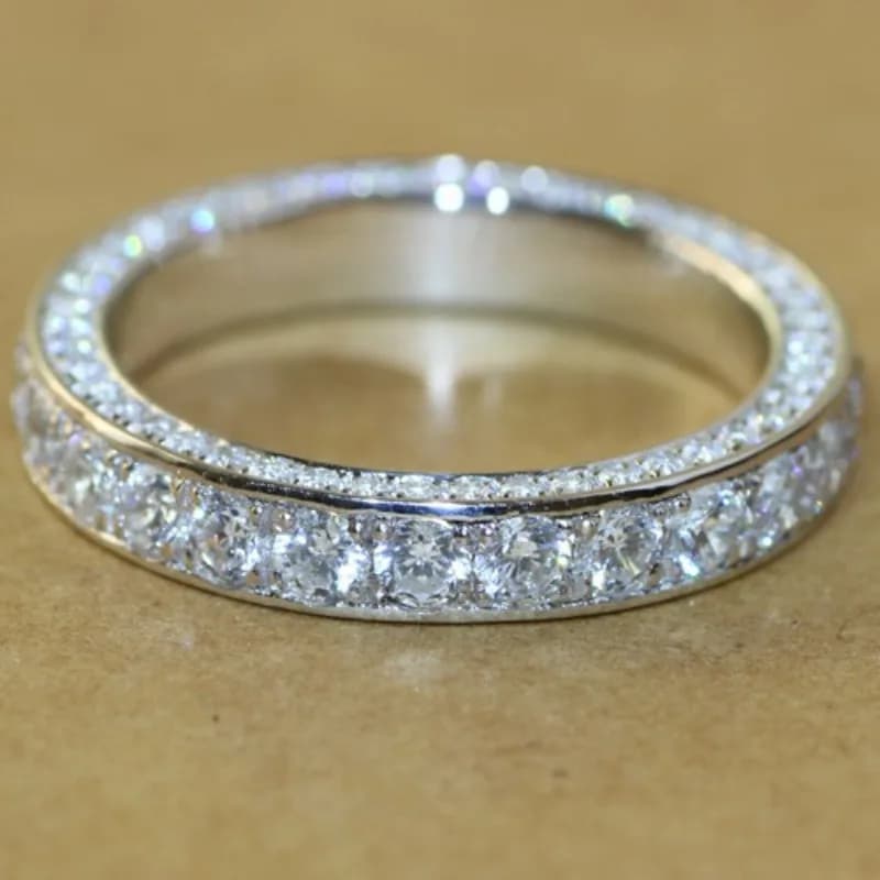 Women's Ring in Alloy with Rhinestones - Luxurious and Brilliant Design, Versatile for Daily Use and Pendolarism