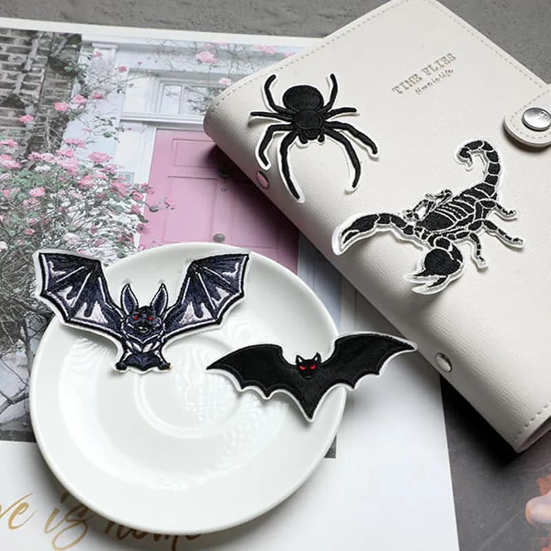 Toppe autoadesive Spider Scorpion Bat Animali neri per abbigliamento Applique su jeans Stiratura sulla camicia Foro di riparazione Halloween fai da te