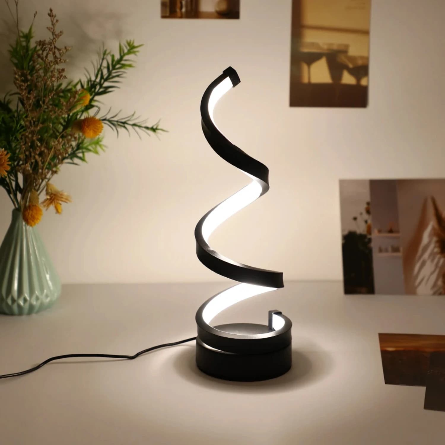 Lampada da tavolo moderna semplice da 1 pezzo Lampada da tavolo decorativa artistica creativa da comodino per camera da letto