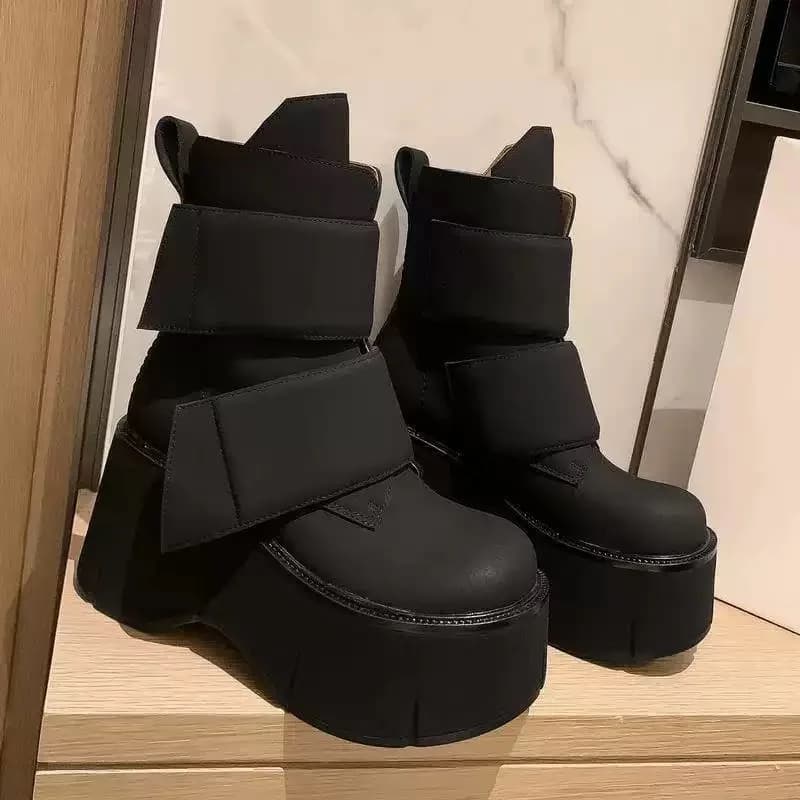 Nuovi stivali da donna in velcro con altezza crescente alla moda e versatili del designer, scarpe da donna casual con suola spessa in pan di spagna
