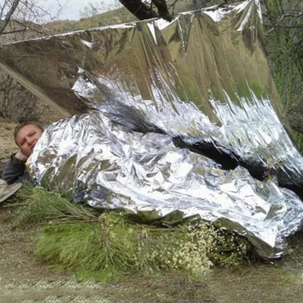 La coperta termica in Mylar Foil 130x210cm ti tiene al caldo la coperta termica di emergenza mantiene il calore del corpo coperta in lamina d'argento per il primo soccorso