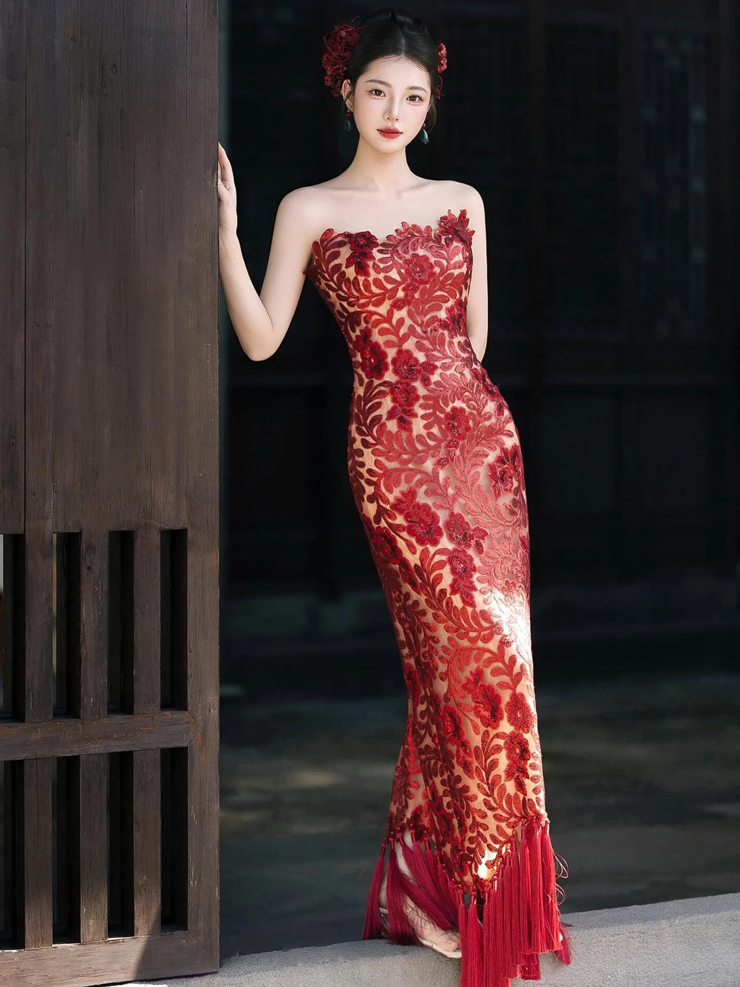 Elegante vestaglia da sposa rossa in stile cinese con cinturino sul petto e piume sul retro per fidanzamento e matrimonio, abito da donna