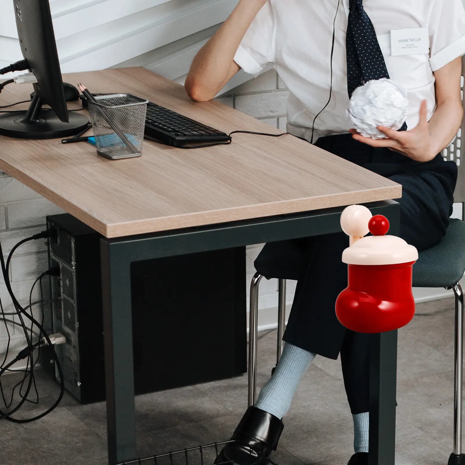 Boot Shaped Mini Trash Can with Lid Suction Cup Mount Festive Christmas Garbage Bin Small Waste Basket for Bathroom Desk