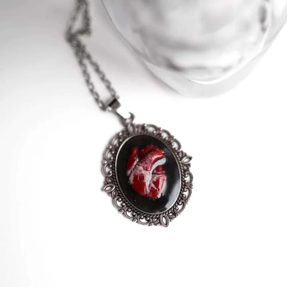 Terror Bloody Dissecting The Heart Relief Sliver Color Oval-shaped Pendant Necklace for Women Halloween Gothic Vampire Jewelry