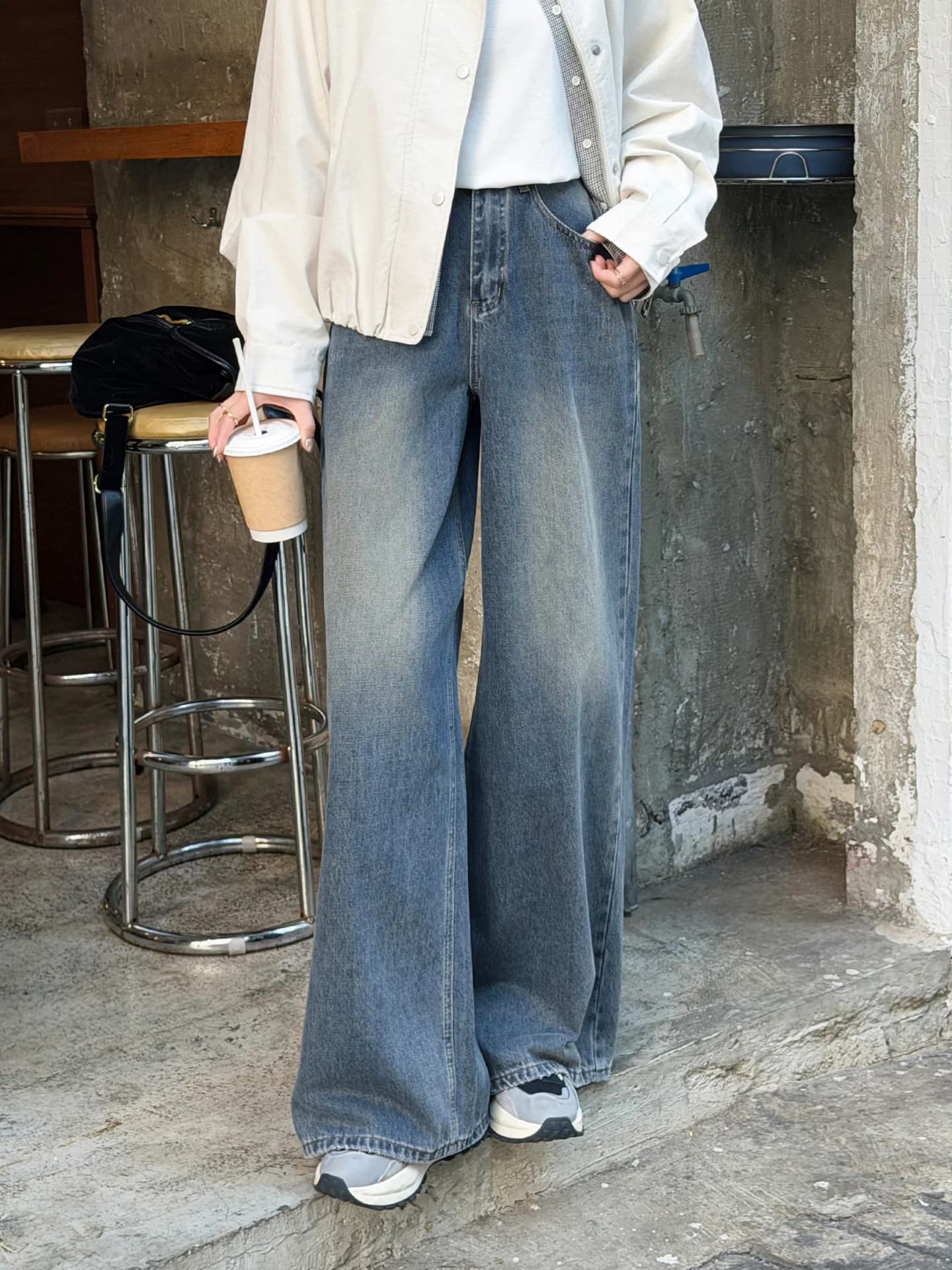 Jeans Blu a Vita Alta e Gamba Larga, Taglio Dritto Casual, Nuova Collezione Primavera 2026, Stile Versatile e Comodo per il Pendolarismo