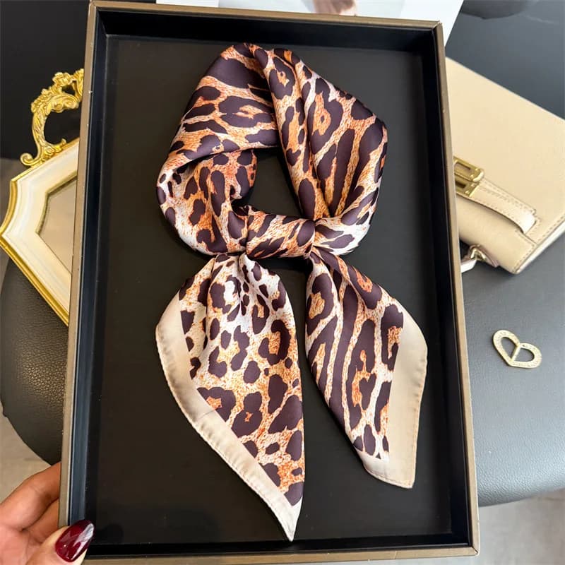 Foulard Quadrato di Lusso con Stampa Leopardata per Donne, Hijab, Fascia per Capelli 70cm, Sciarpa Femminile in Raso, Nastro per la Testa