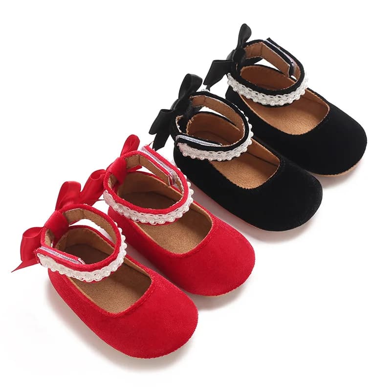 Scarpe per Bambina 0-18M 2026 in Velluto con Cinturino in Pizzo Perla e Fiocco sul Tacco, Design con Velcro