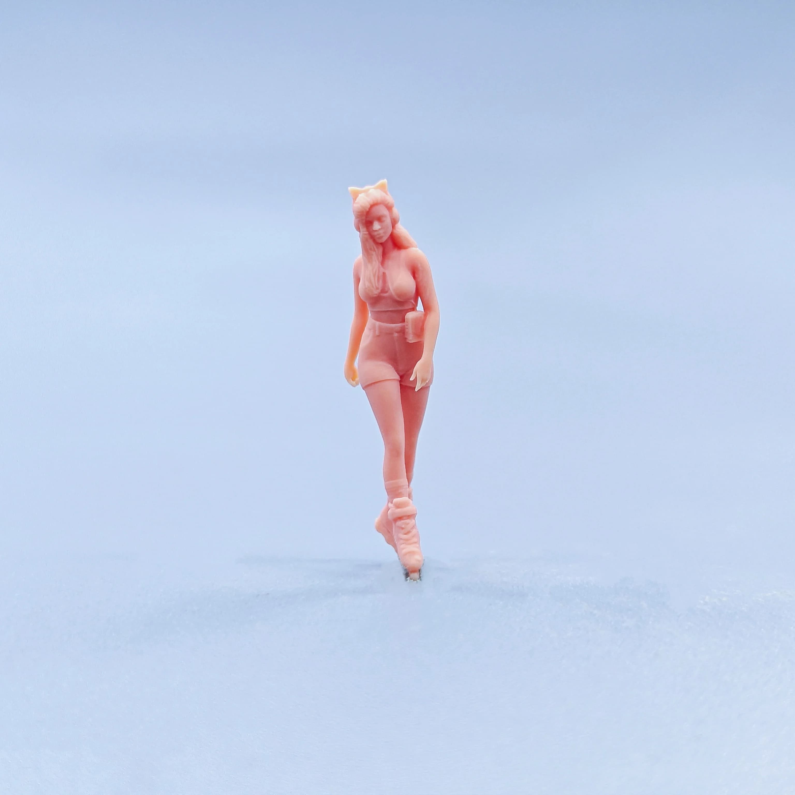 Figurine in scala 1/64 Modello in resina Ragazza che fa lo skating su ghiaccio con cuffie Miniature non colorate Diorama dipinto a mano D725