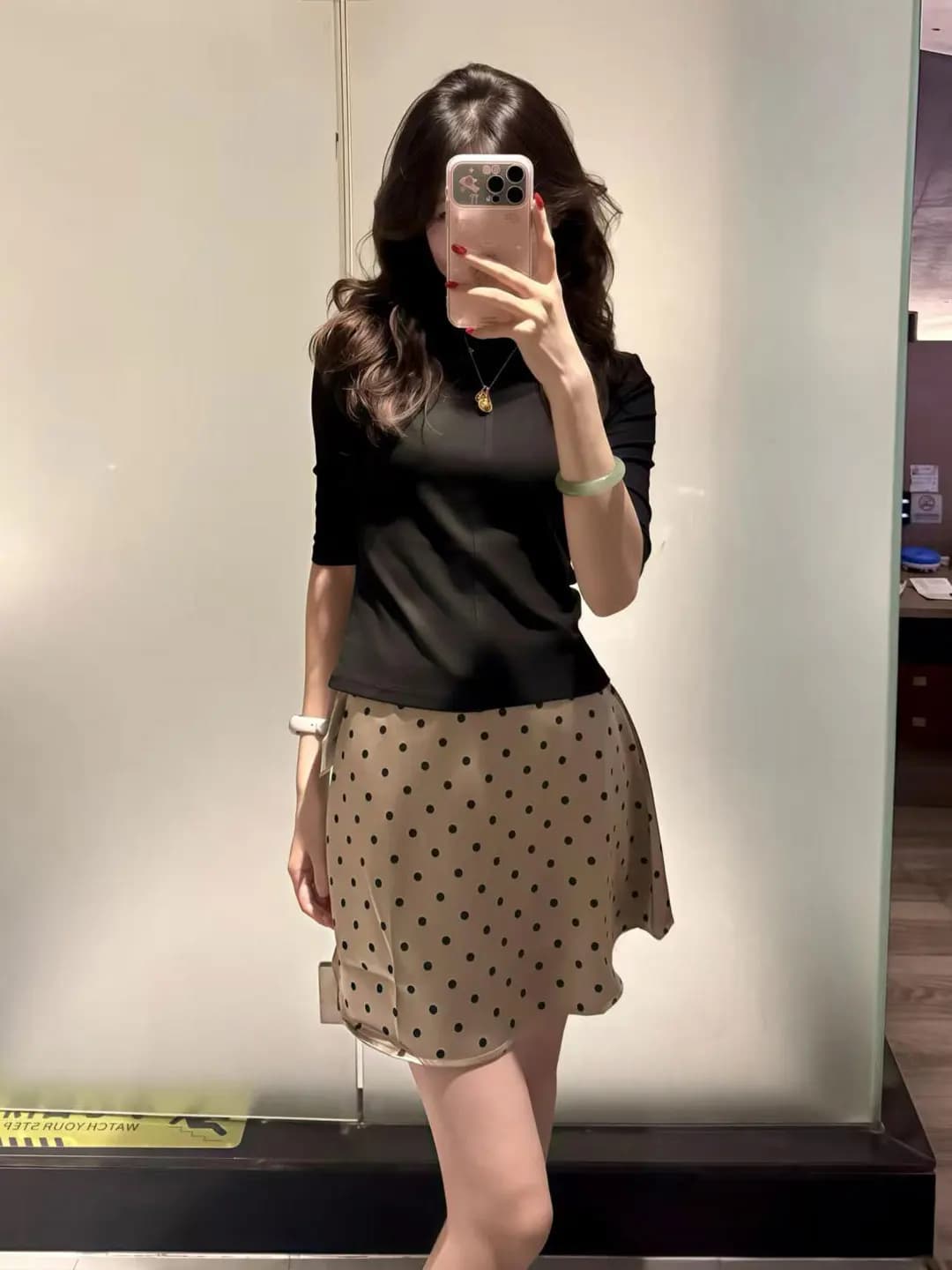 T-shirt nera slim fit a maniche medie e gonna a pois color champagne, set due pezzi da donna casual per il lavoro, moda estiva.