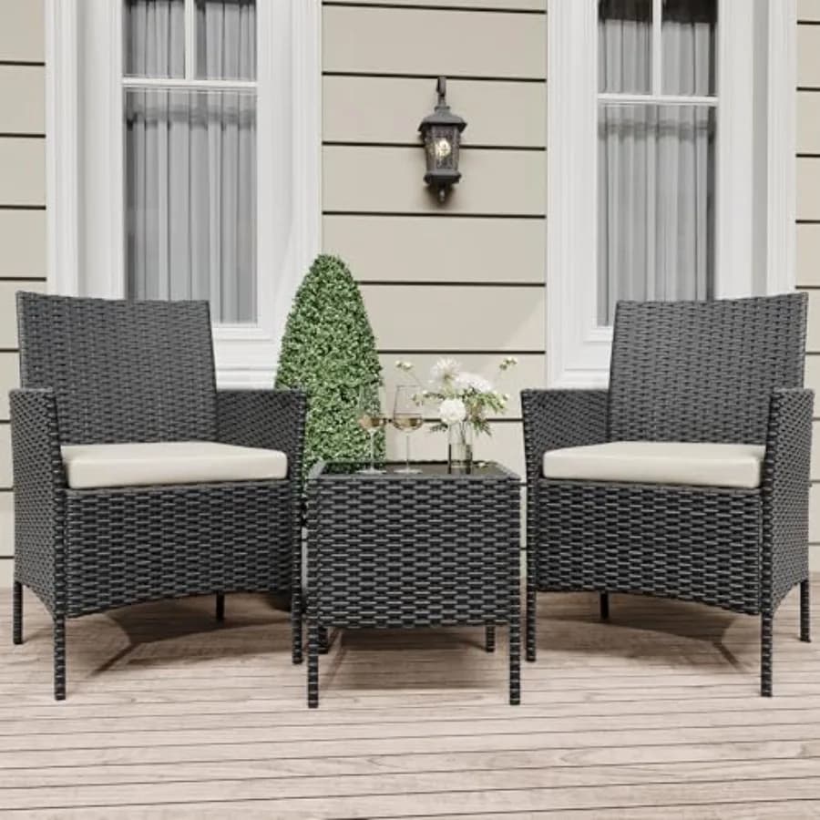 Set di Mobili da Giardino in 3 Pezzi per Piscina e Veranda: Sedie in Rattan PE, Tavolino con Cuscini Neri e Piano in Vetro Temperato