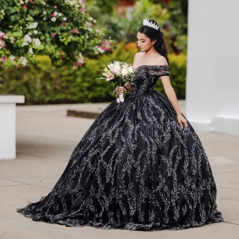 Abiti Quinceanera neri lucidi personalizzati con spalle scoperte Decalcomania con paillettes Pizzo Coda lunga Vestido De 15 Quinceanera