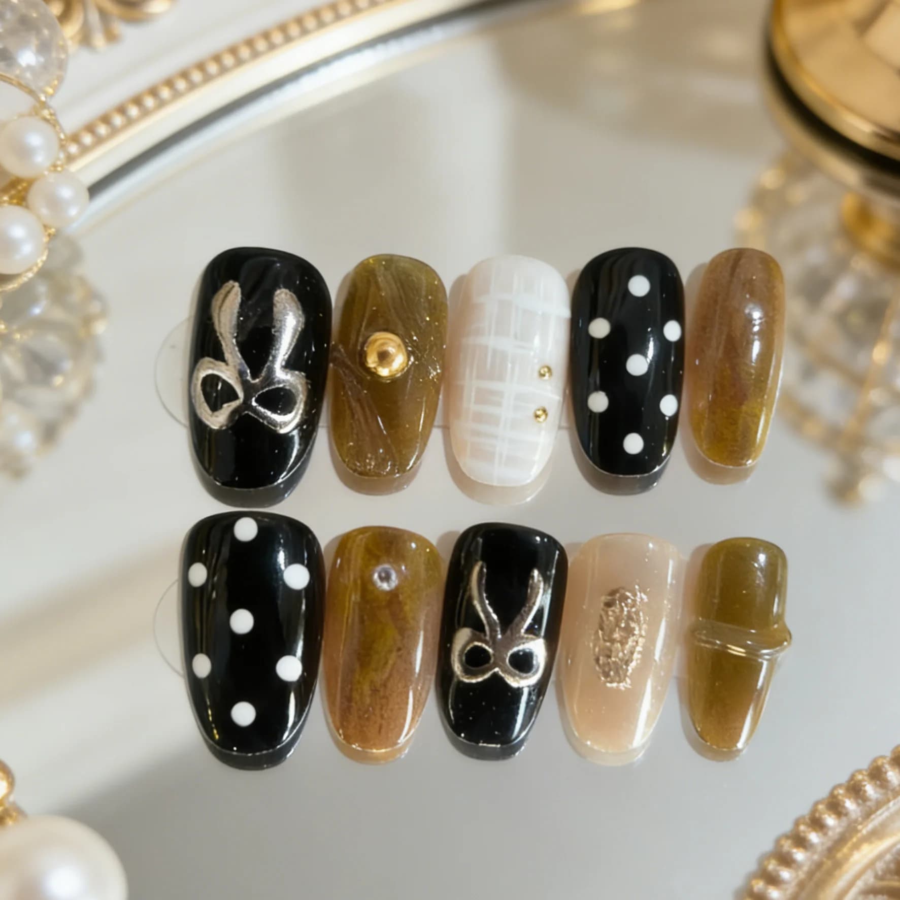 10 pieces of hand pressed oval nails, beautiful fake nails, with thin black dots, suitable for women