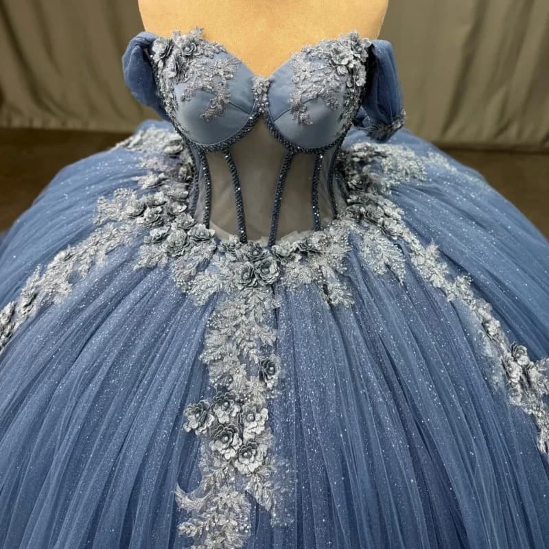 Abito Quinceanera blu lucido Glitter di cristallo Fiore 3D Decalcomania Stratificazione di pizzo Coda lunga Fiocco Abiti da 15 Quinceanera Personalizza